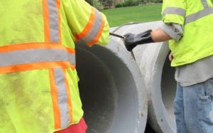 Equalizing rubber gasket on concrete pipe